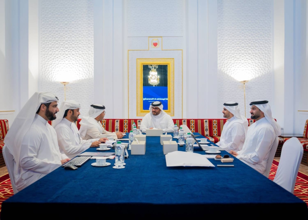 عيسى بن سلمان بن حمد يطلع على المخطط التطويري العام لنادي راشد للفروسية وسباق الخيل