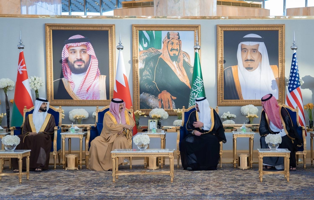 الملك يصل إلى السعودية للمشاركة في القمة الخليجية الأمريكية