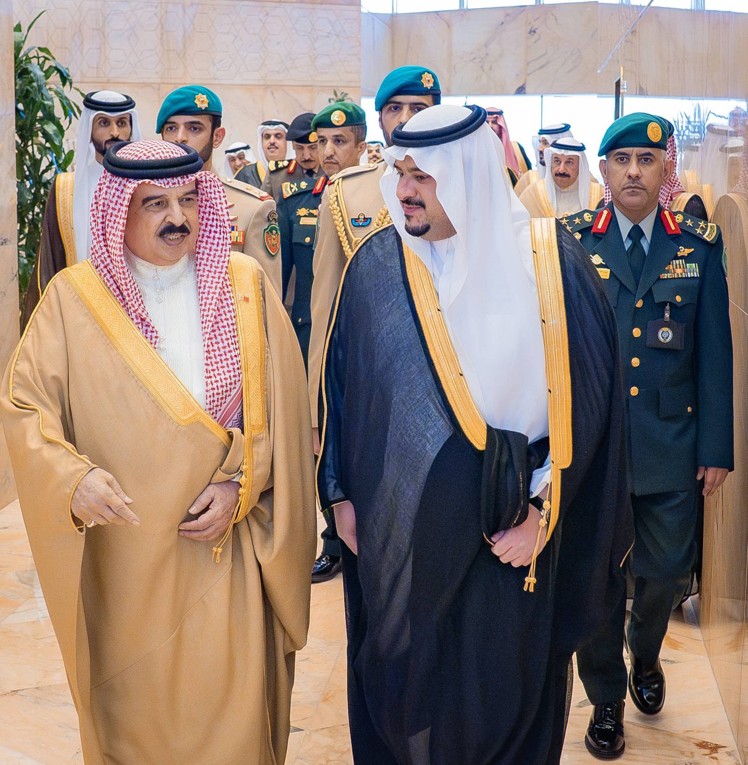 الملك يصل إلى السعودية للمشاركة في القمة الخليجية الأمريكية