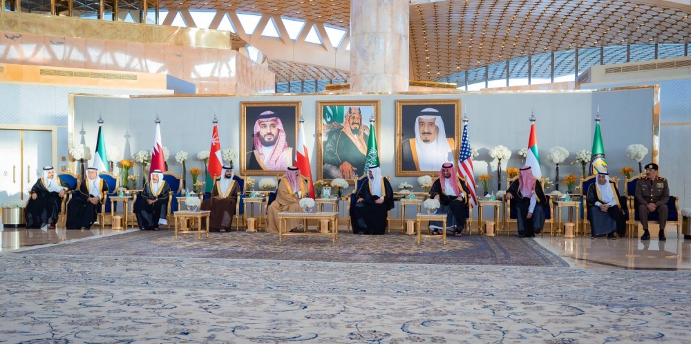 الملك يصل إلى السعودية للمشاركة في القمة الخليجية الأمريكية
