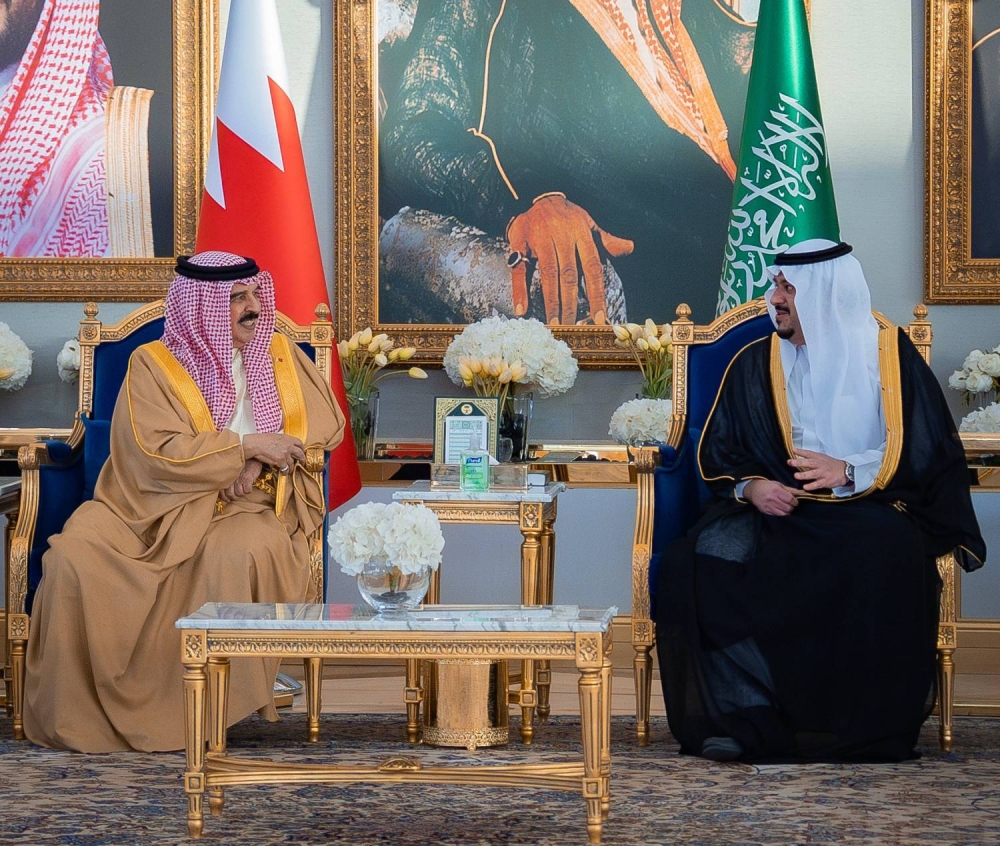 الملك يصل إلى السعودية للمشاركة في القمة الخليجية الأمريكية