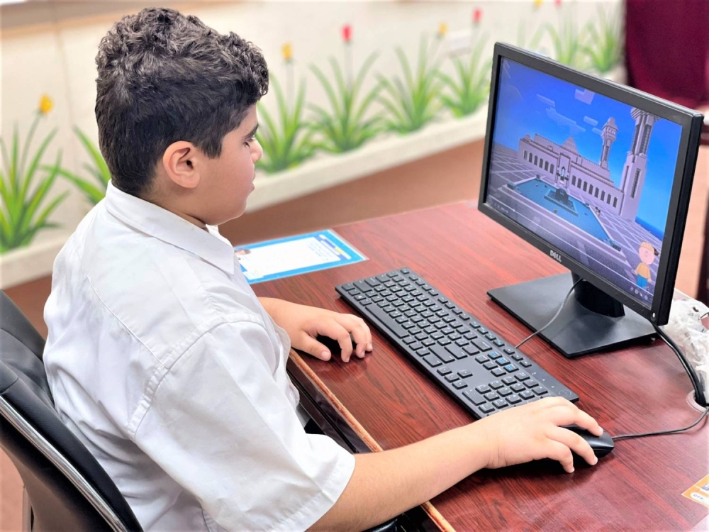 &lrm;الطالب حسين محمد يعرب عن امتنانه للمعلمة نرجس أمان قادتني للمراكز الأولى في مسابقات التصميم الرقمي