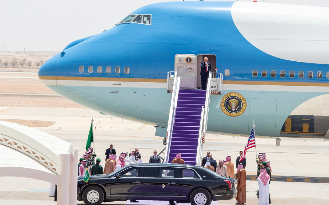 الرئيس الأمريكي يغادر الرياض وولي العهد السعودي في مقدمة مودعيه