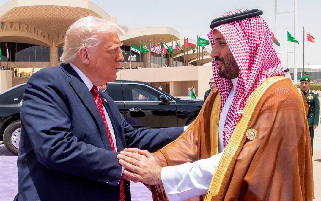 الرئيس الأمريكي يغادر الرياض وولي العهد السعودي في مقدمة مودعيه