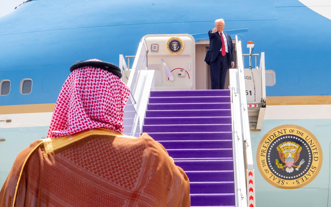 الرئيس الأمريكي يغادر الرياض وولي العهد السعودي في مقدمة مودعيه