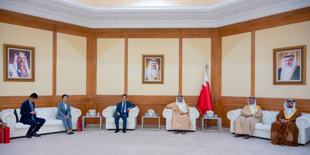 وزير الإعلام يستقبل سفير الصين لدى مملكة البحرين