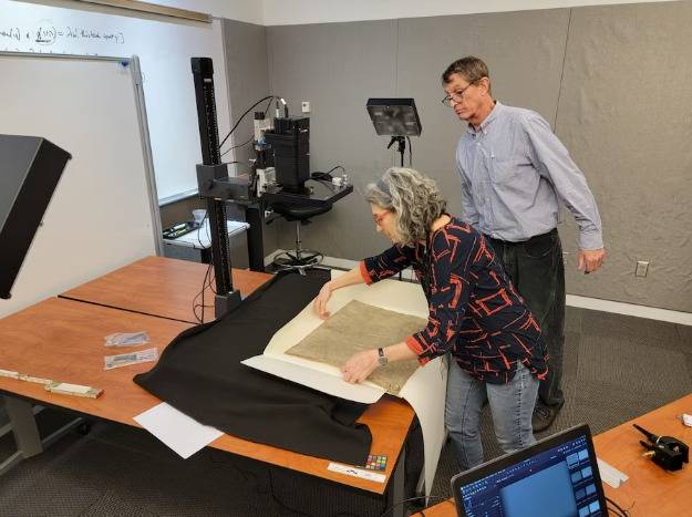 بالصدفة.. اكتشاف وثيقة عمرها 700 عام في مكتبة هارفارد (صور)