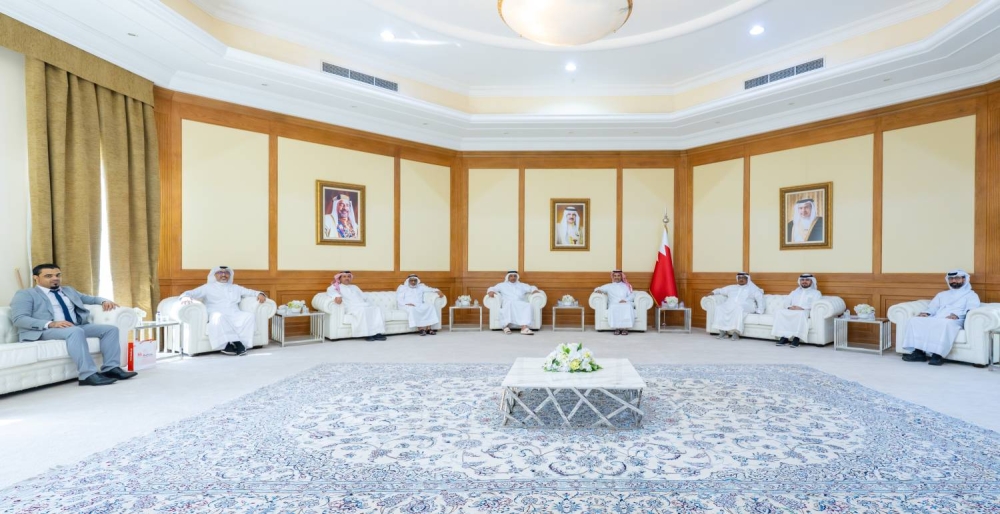 وزير الإعلام يستقبل رئيس جمعية التطوير العقاري البحرينية