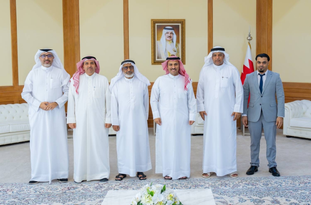 وزير الإعلام يستقبل رئيس جمعية التطوير العقاري البحرينية