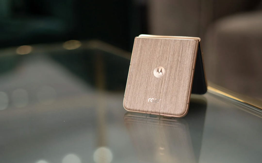 موتورولا تطلق هاتف قابل للطي بغطاء خلفي من الخشب الطبيعي