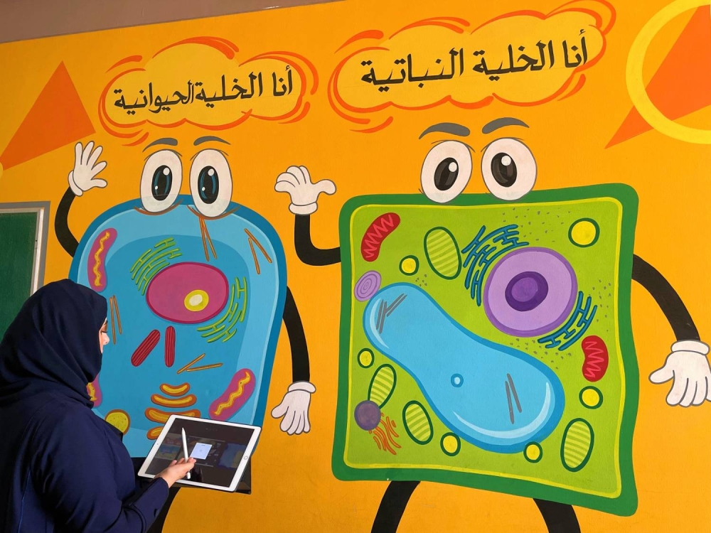 المعلمة شيماء مراد تزيّن مدرسة أم كلثوم بـ 82 جدارية وطنية وتربوية