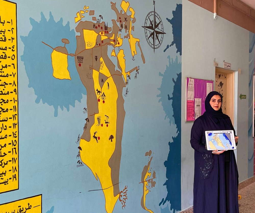 المعلمة شيماء مراد تزيّن مدرسة أم كلثوم بـ 82 جدارية وطنية وتربوية