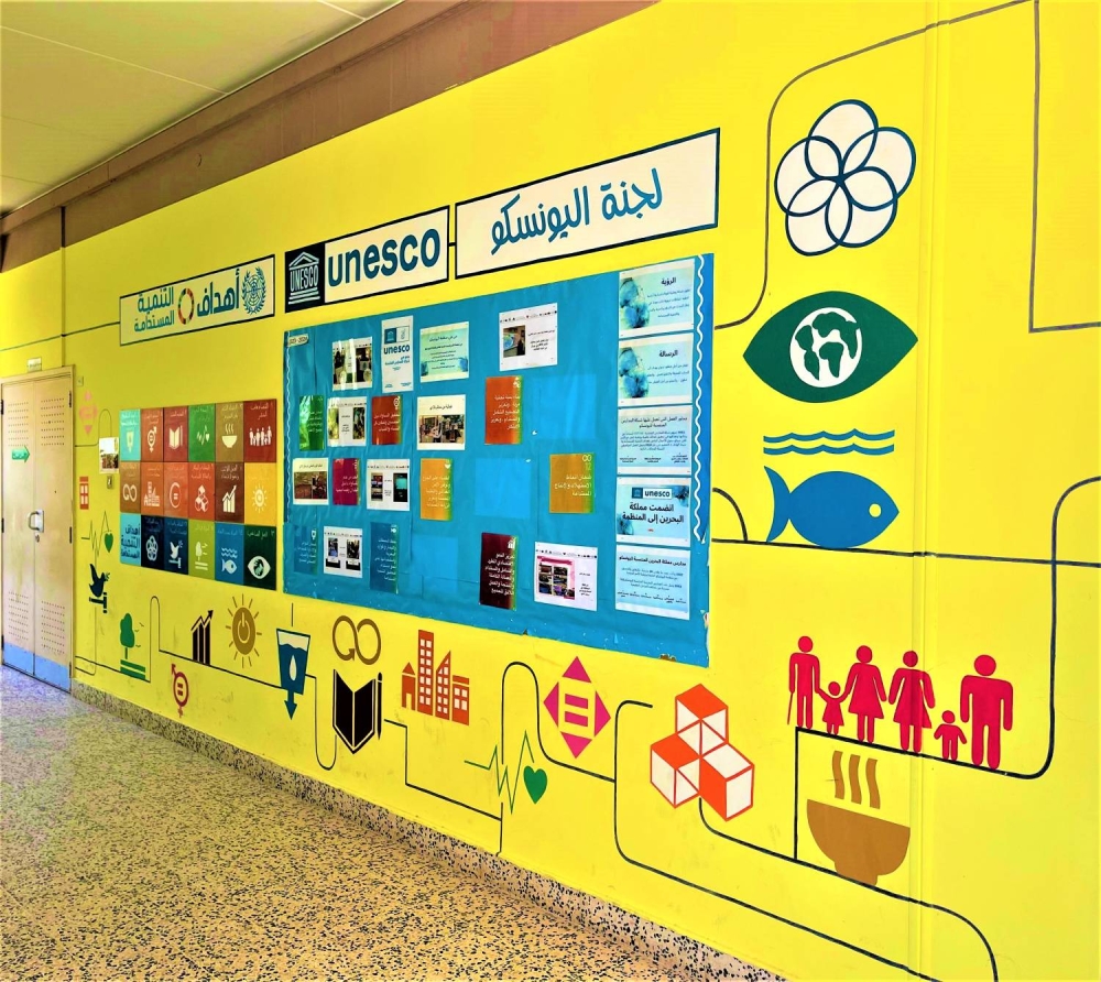 المعلمة شيماء مراد تزيّن مدرسة أم كلثوم بـ 82 جدارية وطنية وتربوية