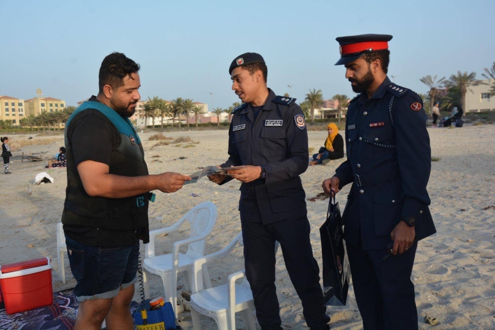 "شرطة المحرق" بالتعاون مع "خفر السواحل" تنظم حملة توعوية على سواحل المحرق