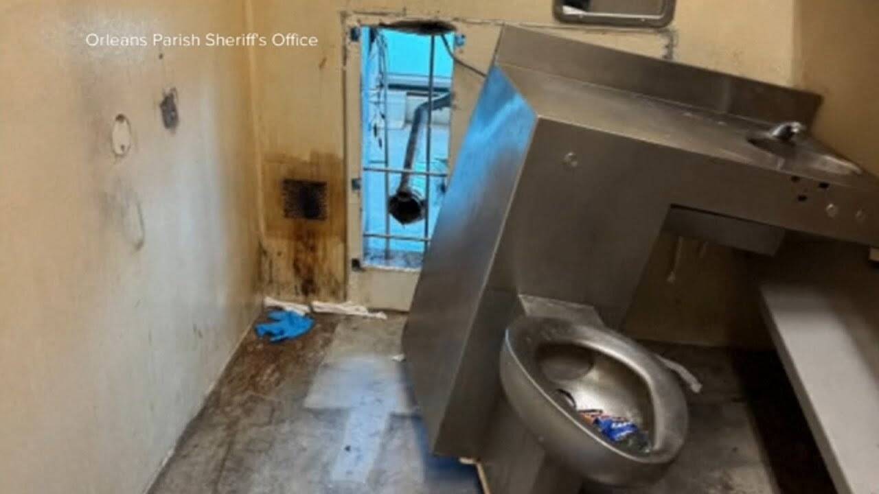 فرار 10 سجناء خطرين من سجن أمريكي شهير عبر ثقب مرحاض! (صور)