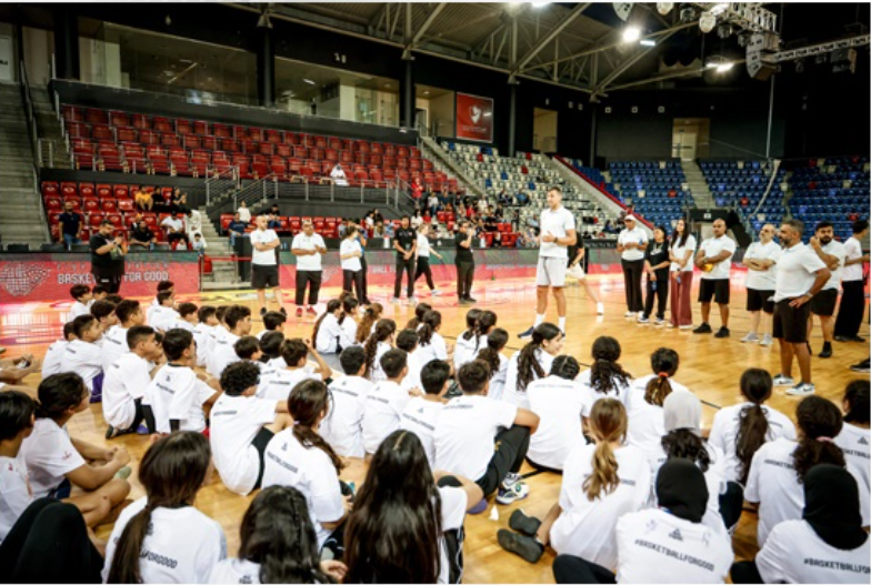 الاتحاد الدولي لكرة السلة ينظم فعالية للأطفال في البحرين على هامش الكونغرس الدولي