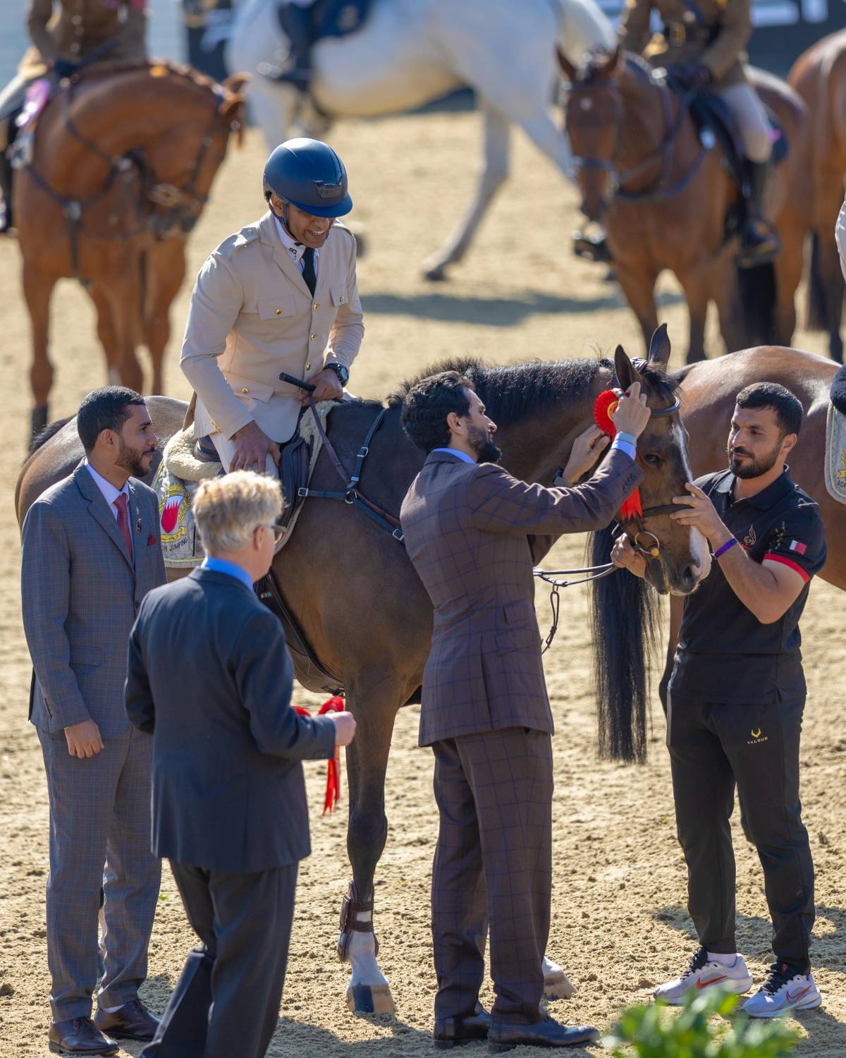 نيابة عن جلالة الملك المعظم.. ناصر بن حمد يشهد ختام مهرجان ويندسور الملكي للفروسية