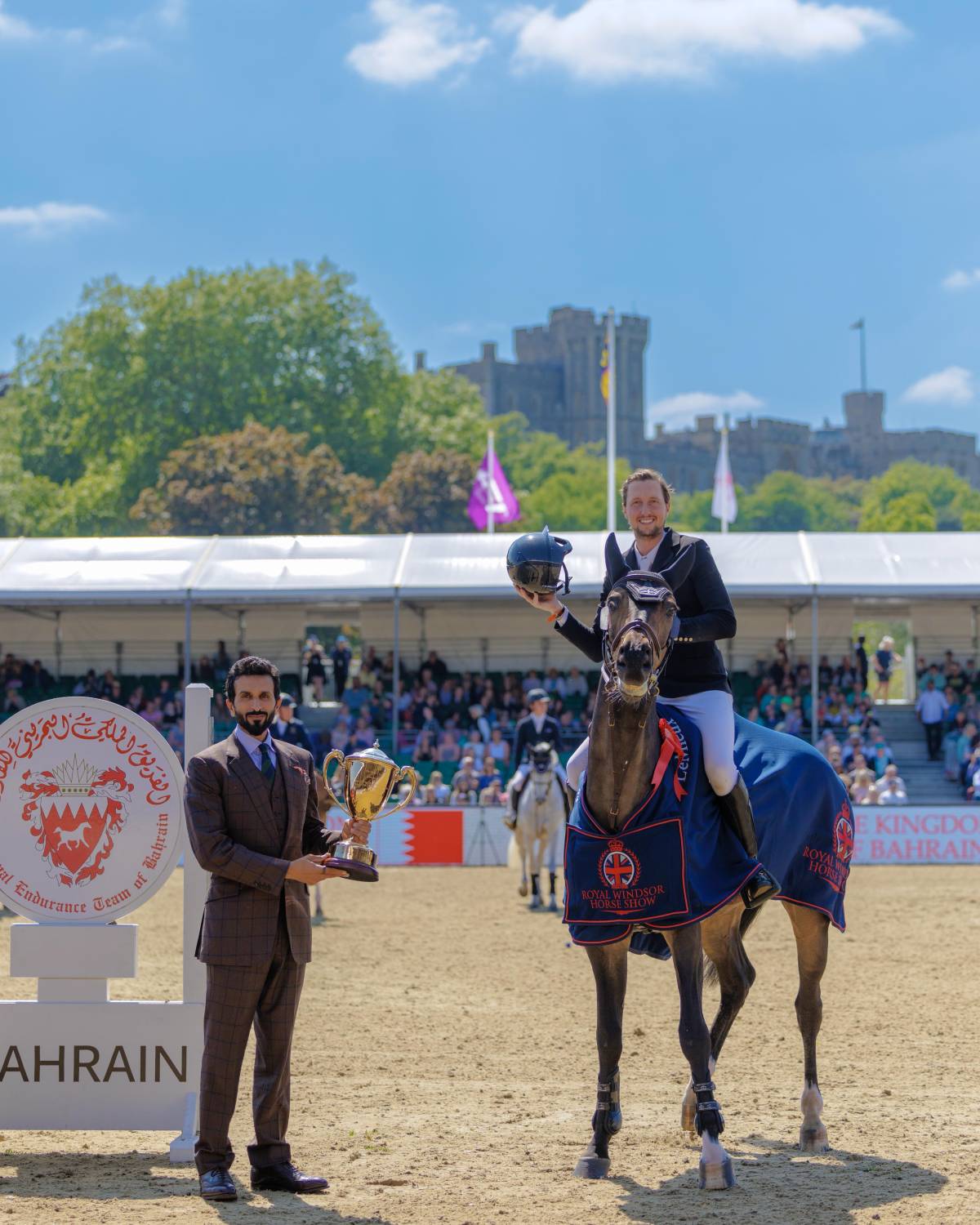 نيابة عن جلالة الملك المعظم.. ناصر بن حمد يشهد ختام مهرجان ويندسور الملكي للفروسية