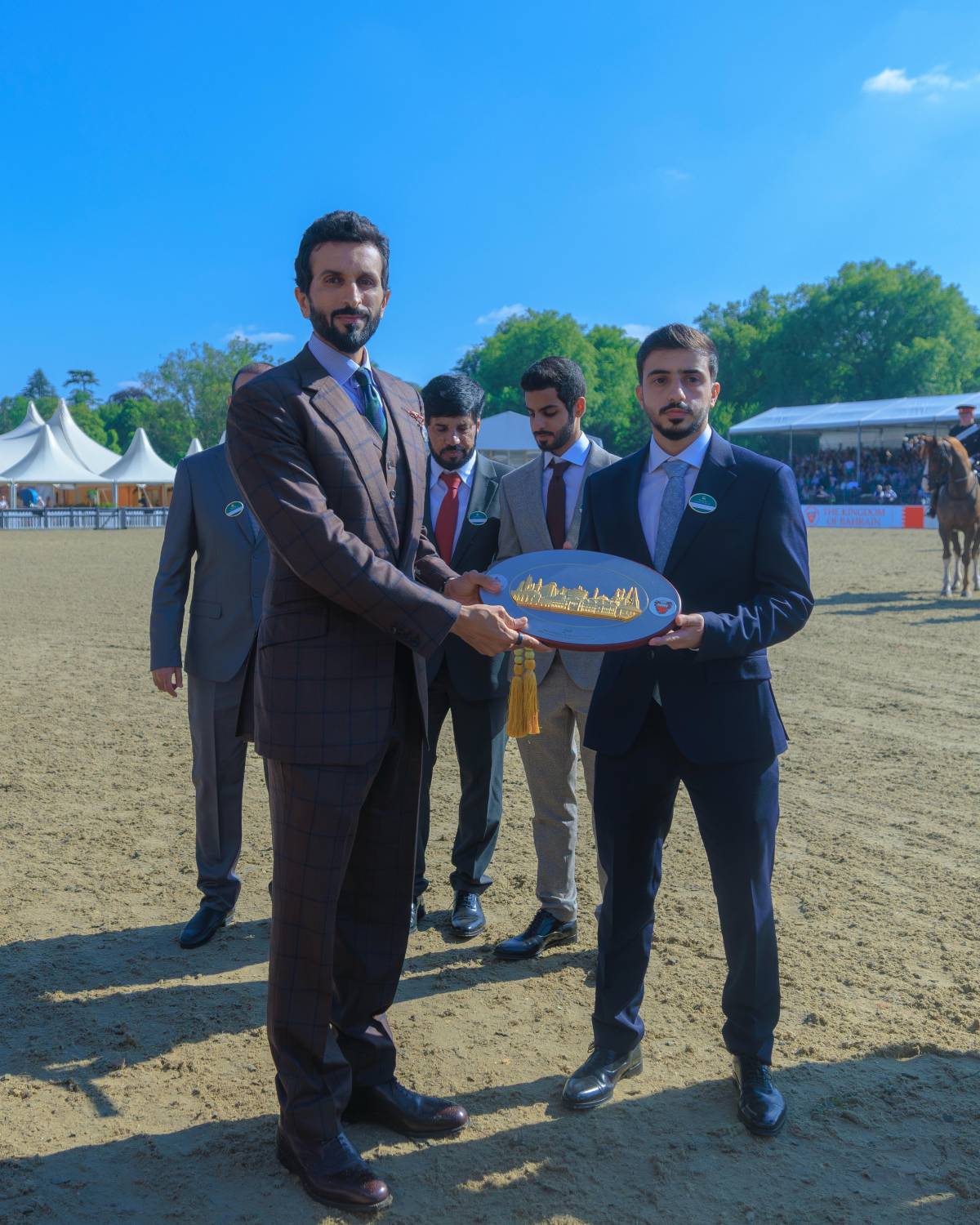 نيابة عن جلالة الملك المعظم.. ناصر بن حمد يشهد ختام مهرجان ويندسور الملكي للفروسية