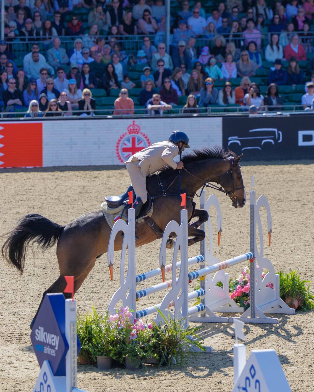 نيابة عن جلالة الملك المعظم.. ناصر بن حمد يشهد ختام مهرجان ويندسور الملكي للفروسية