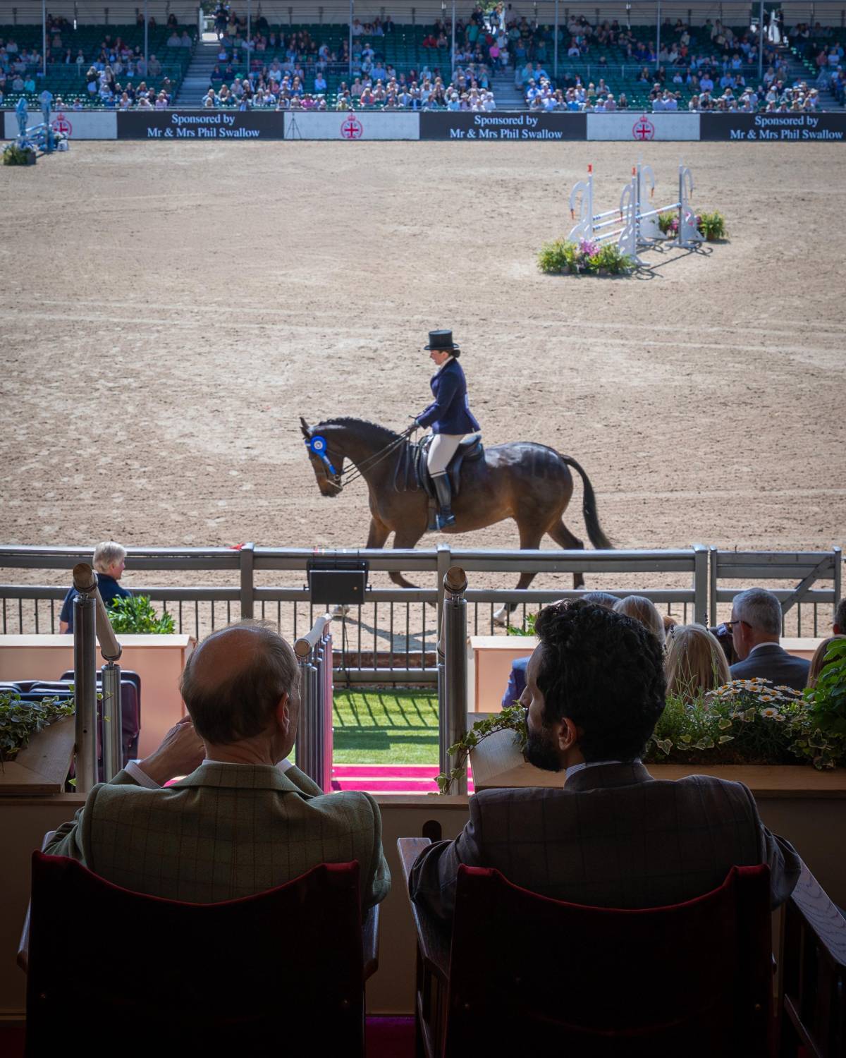 نيابة عن جلالة الملك المعظم.. ناصر بن حمد يشهد ختام مهرجان ويندسور الملكي للفروسية