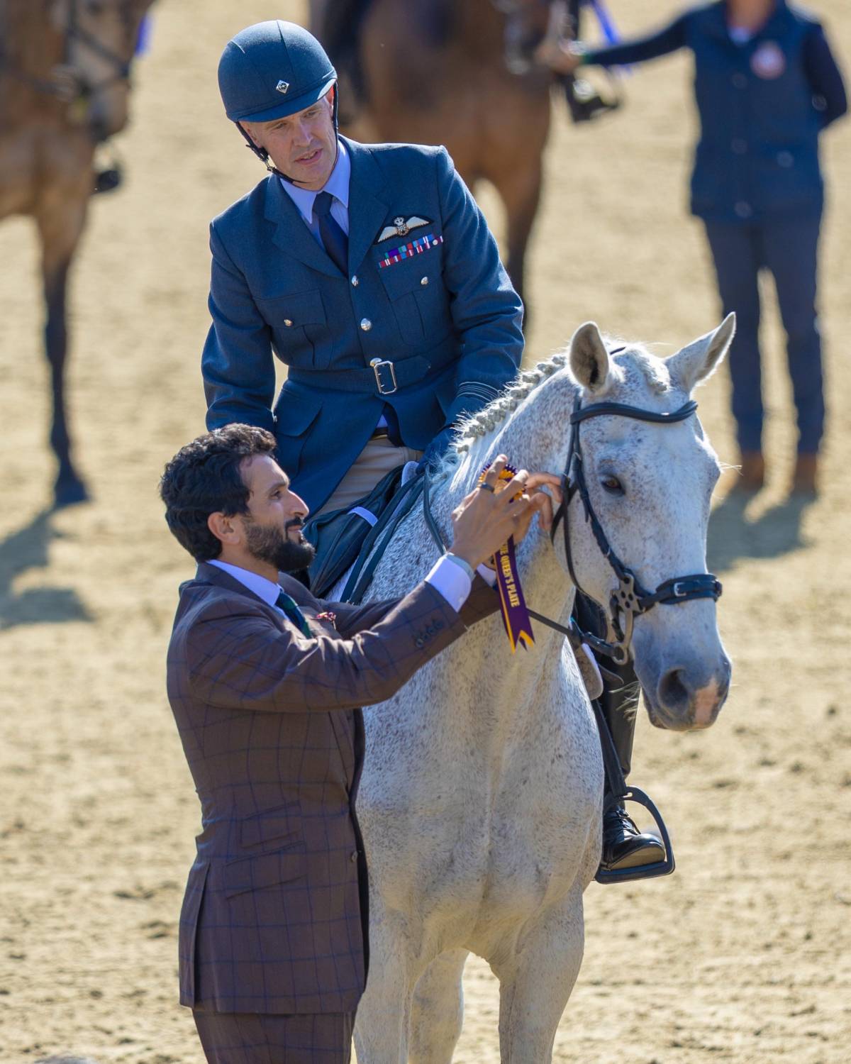 نيابة عن جلالة الملك المعظم.. ناصر بن حمد يشهد ختام مهرجان ويندسور الملكي للفروسية