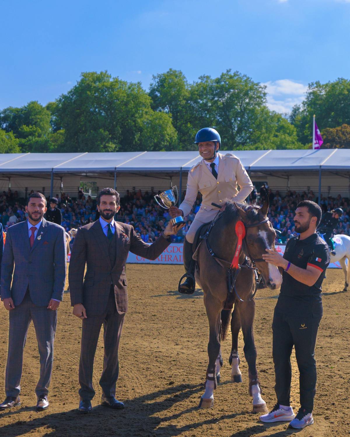 نيابة عن جلالة الملك المعظم.. ناصر بن حمد يشهد ختام مهرجان ويندسور الملكي للفروسية