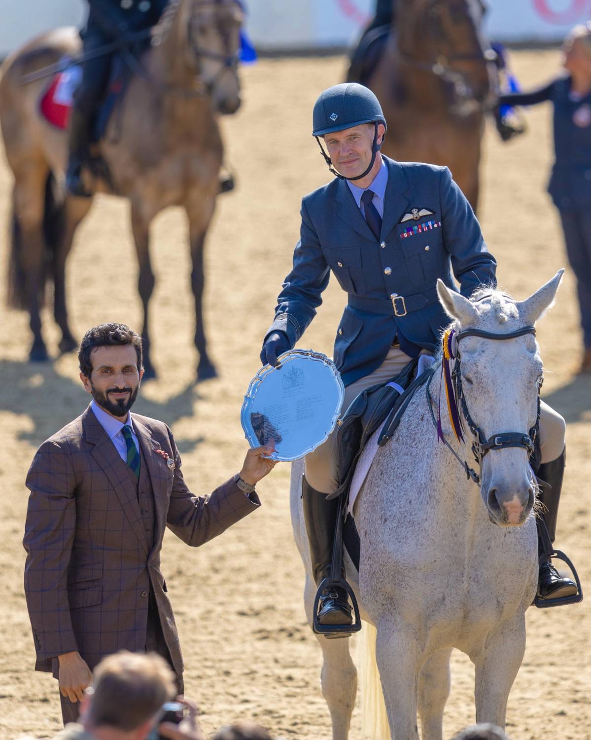نيابة عن جلالة الملك المعظم.. ناصر بن حمد يشهد ختام مهرجان ويندسور الملكي للفروسية