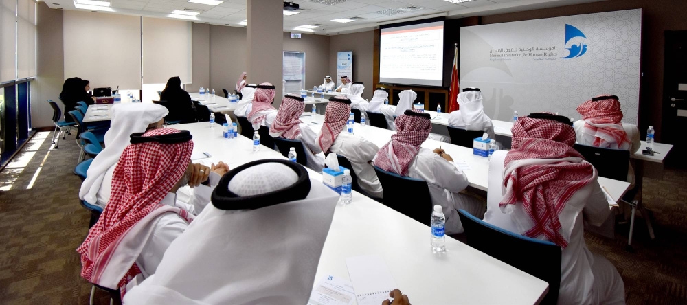 المؤسسة الوطنية لحقوق الإنسان تُنظّم محاضرة تعريفية حول الحقوق والحريات في نطاق عمل المحكمة الدستورية بالتعاون مع جهاز المخابرات الوطني