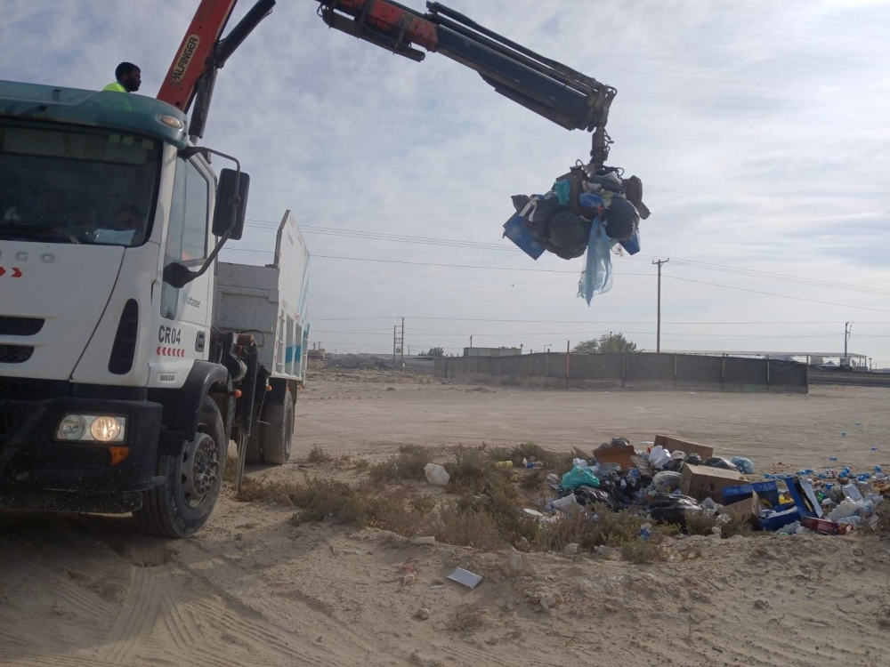 بلدية المنطقة الجنوبية تزيل 7619 طن من المخلفات بمنطقة الصخير