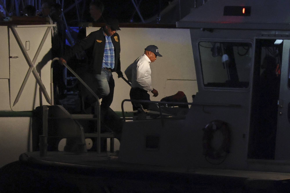 قتيلان و19 جريحاً باصطدام سفينة للبحرية المكسيكية بجسر بروكلين في نيويورك (فيديو)