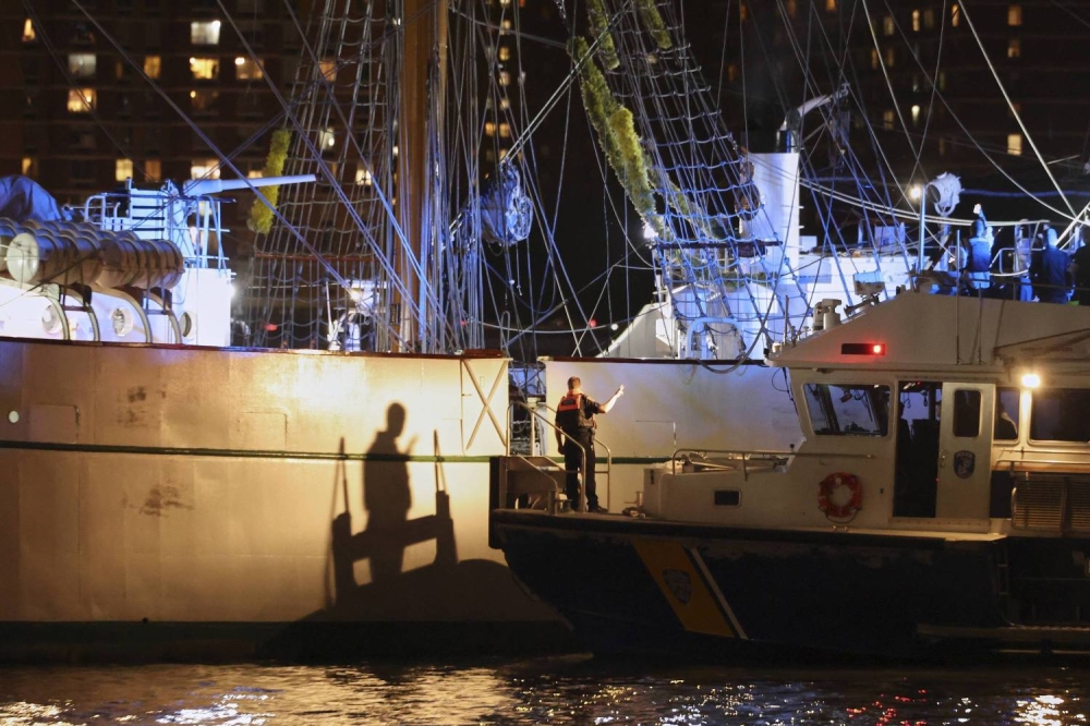 قتيلان و19 جريحاً باصطدام سفينة للبحرية المكسيكية بجسر بروكلين في نيويورك (فيديو)