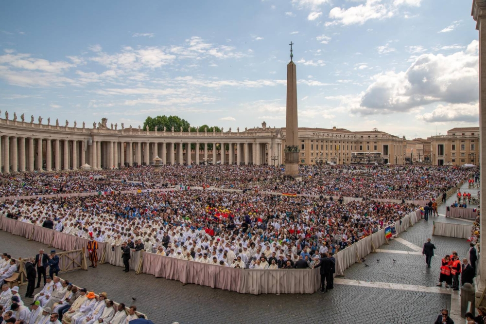 عيسى بن سلمان بن حمد يشارك في مراسم تنصيب قداسة البابا روبرت بريفوست (ليو الرابع عشر)