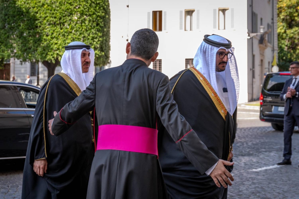 عيسى بن سلمان بن حمد يشارك في مراسم تنصيب قداسة البابا روبرت بريفوست (ليو الرابع عشر)