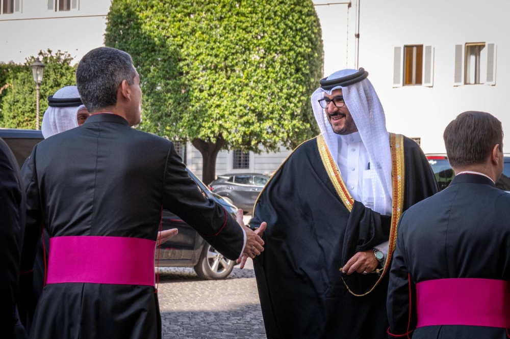 عيسى بن سلمان بن حمد يشارك في مراسم تنصيب قداسة البابا روبرت بريفوست (ليو الرابع عشر)