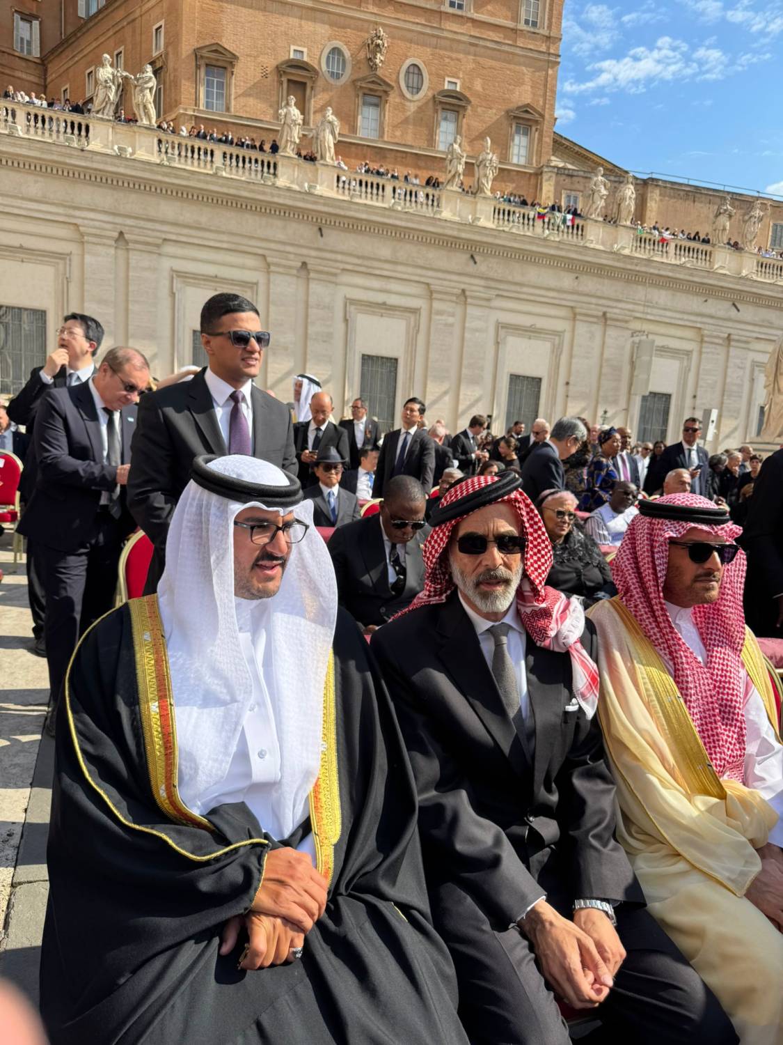 عيسى بن سلمان بن حمد يشارك في مراسم تنصيب قداسة البابا روبرت بريفوست (ليو الرابع عشر)
