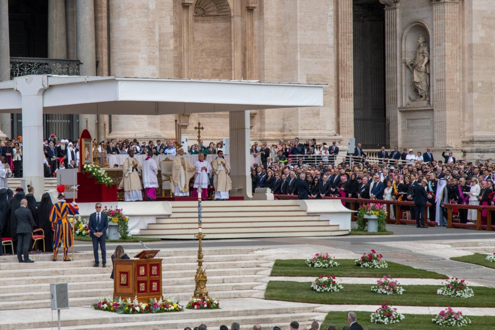عيسى بن سلمان بن حمد يشارك في مراسم تنصيب قداسة البابا روبرت بريفوست (ليو الرابع عشر)