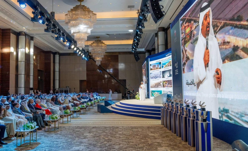 وزير المالية يستعرض مشاريع تنموية استراتيجية كبرى بقطاعات ذات أولوية