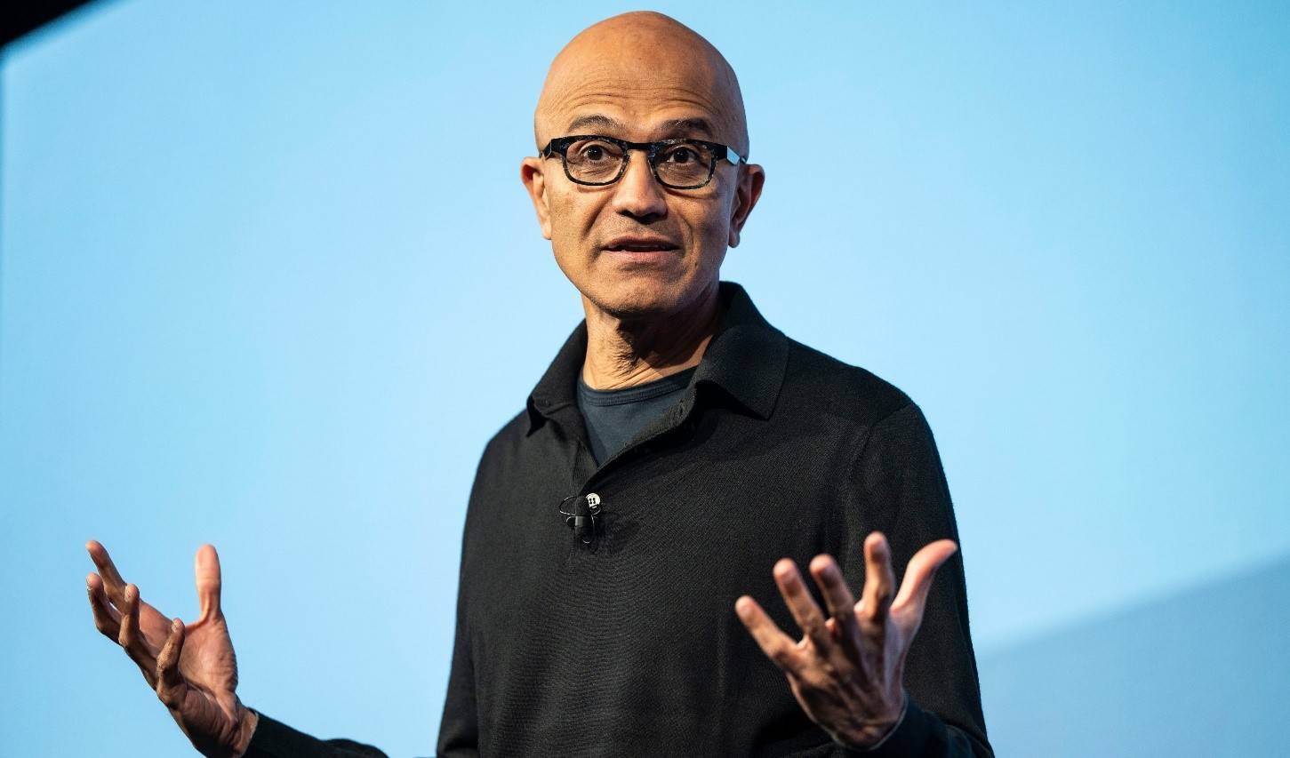رئيس مايكروسوفت يغير عادات الاستماع ويسند مهامه اليومية للذكاء الاصطناعي