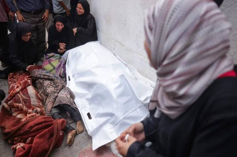 شهيد كل 15 دقيقة في غزة والجيش الإسرائيلي يقصف منازل وخيم نازحين