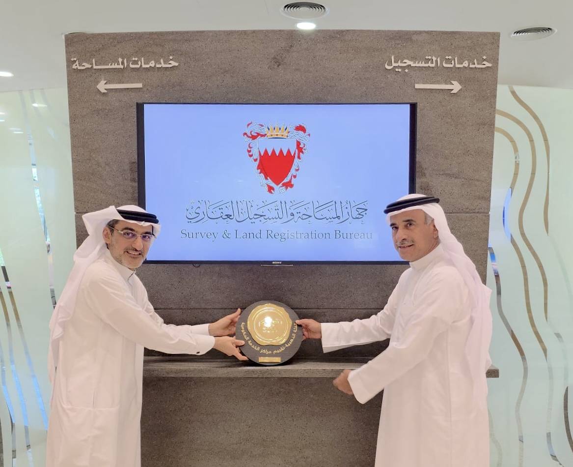 "جهاز المساحة" يتسلم الدرع الذهبي بمناسبة حصول مركز العملاء على تصنيف الفئة الذهبية ضمن برنامج "تقييم 5"