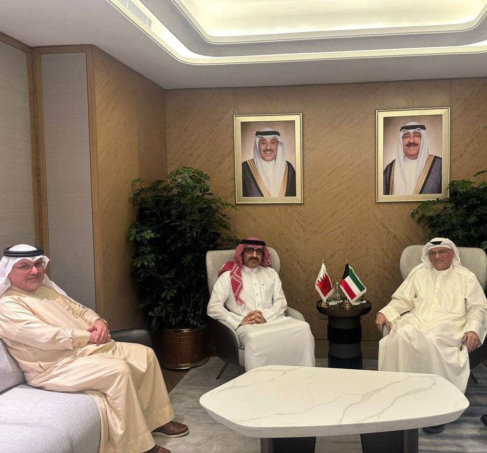 وزير التربية والتعليم يلتقي وزير التعليم العالي والبحث العلمي بدولة الكويت