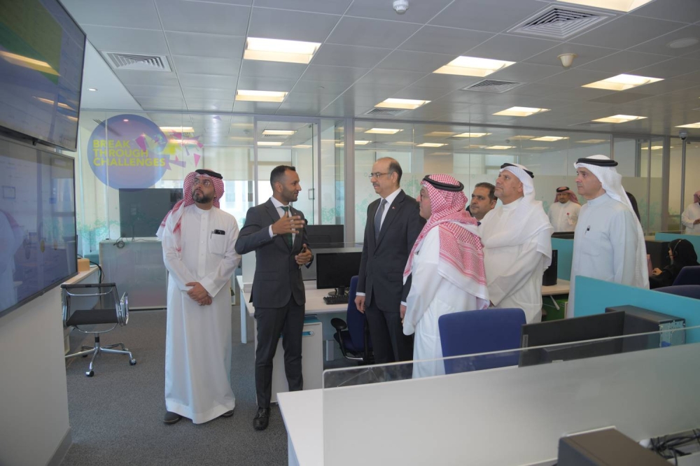 وزير الشؤون القانونية وزير العمل بالوكالة يزور &laquo;زين البحرين&raquo; ويلتقي كوادرها