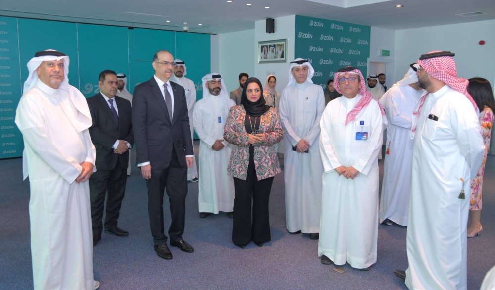 وزير الشؤون القانونية وزير العمل بالوكالة يزور &laquo;زين البحرين&raquo; ويلتقي كوادرها