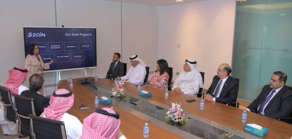 وزير الشؤون القانونية وزير العمل بالوكالة يزور &laquo;زين البحرين&raquo; ويلتقي كوادرها