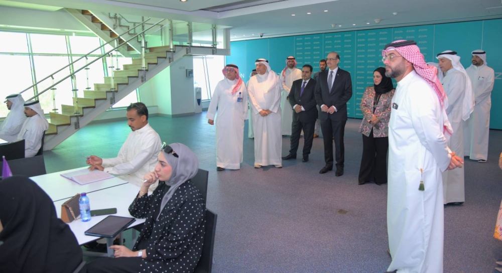 وزير الشؤون القانونية وزير العمل بالوكالة يزور &laquo;زين البحرين&raquo; ويلتقي كوادرها