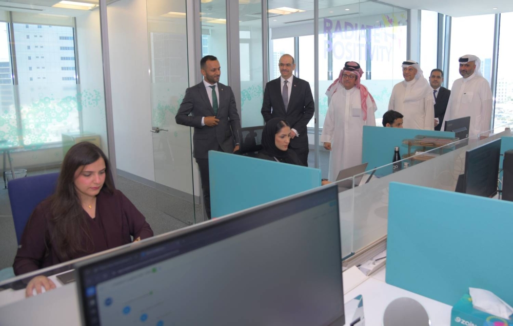 وزير الشؤون القانونية وزير العمل بالوكالة يزور &laquo;زين البحرين&raquo; ويلتقي كوادرها