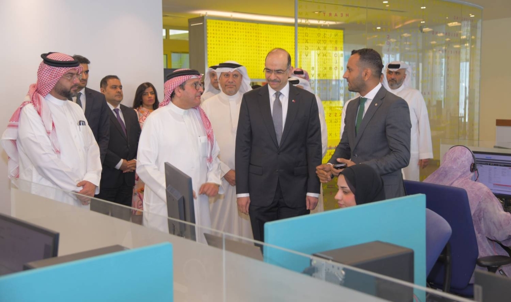 وزير الشؤون القانونية وزير العمل بالوكالة يزور &laquo;زين البحرين&raquo; ويلتقي كوادرها