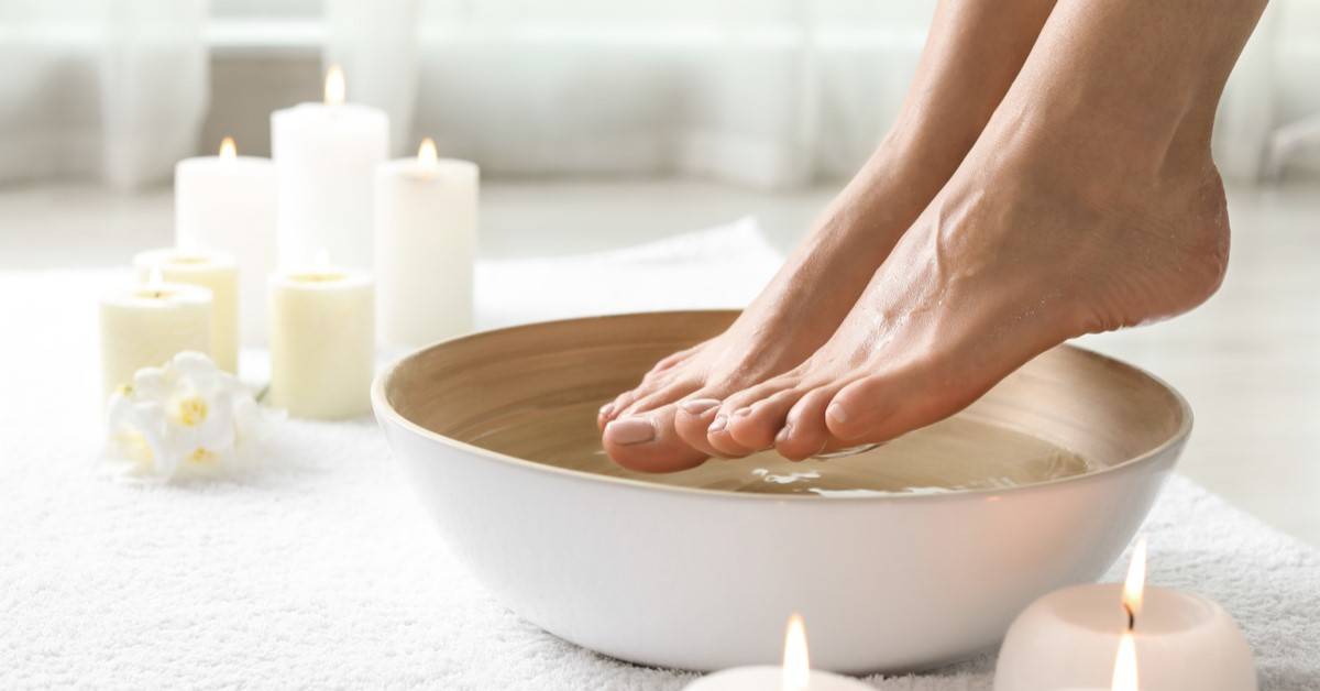 حمام القدمين بالماء الساخن.. راحة للجسم وفوائد صحية مذهلة