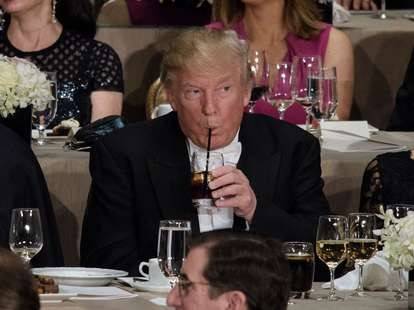 ترامب: الذين نصحوني بالتوقف عن الوجبات السريعة رحلوا منذ زمن.. وأنا لا أزال هنا